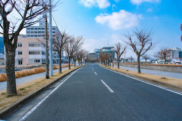青空と門司港の街並み 