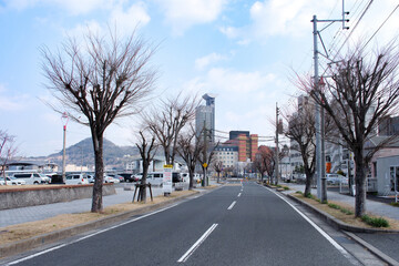 青空と門司港の街並み 