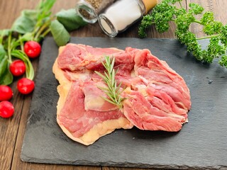 極上地どりのモモ肉５