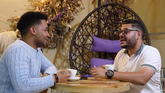 Instantes de Felicidad: Dos Amigos Disfrutando del Caf&eacute; y la Risa - Dos Amigos que Comparten Caf&eacute; y Risas sin Parar - Caf&eacute;, Risa y Conexi&oacute;n Aut&eacute;ntica