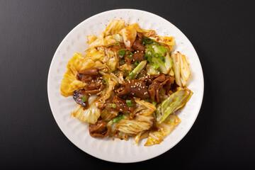 牛モツとキャベツの甘辛炒め