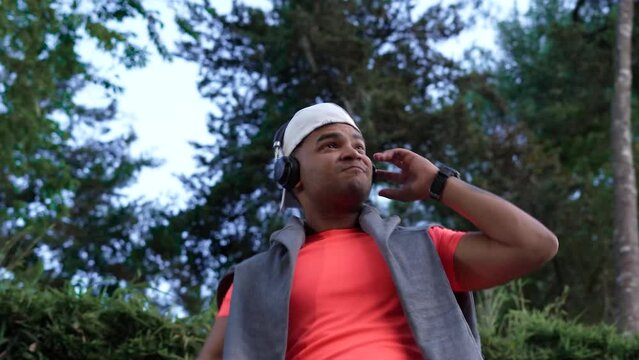 Un Hombre que se Deja Llevar por la M&uacute;sica Bailando en un Hermoso Paisaje - Un Hombre que se Conecta con el Ritmo de la Vida en un Paisaje Hermoso