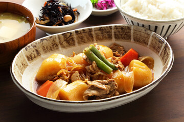 食卓の肉じゃが定食