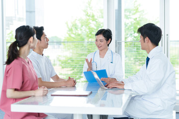 打ち合わせをを行う医療チーム