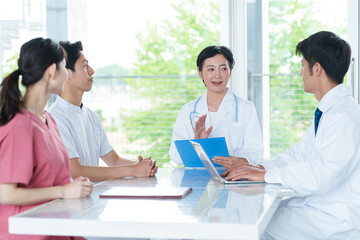 Obraz premium 打ち合わせをを行う医療チーム