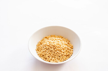 白い背景の顆粒コンソメ