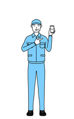 スマホのキャッシュレス・オンライン決済を勧める帽子と作業着姿のシニア男性（経営者、管理職、上司）