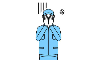 落ち込んで顔を覆う帽子と作業着姿のシニア男性（経営者、管理職、上司）