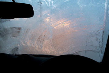 凍結した自動車のフロントガラス