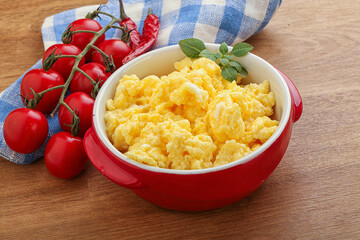 Scrambledd egg in the bowl