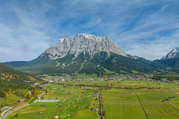 Blick über das Ehrwalder Moos zur Tiroler Zugspitze - obrazy, fototapety, plakaty