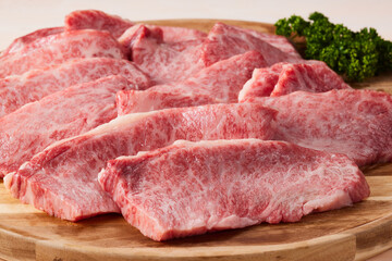 日本のブランド牛、佐賀牛　和牛のもも肉の生のステーキ肉をお皿に沢山盛り付けてます。