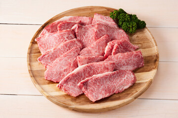 日本のブランド牛、佐賀牛　和牛のもも肉の生のステーキ肉をお皿に沢山盛り付けてます。