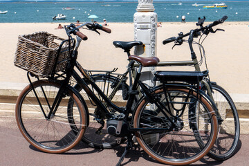 2 vélo électriques en bord de plage - obrazy, fototapety, plakaty
