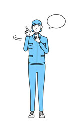 スマホを操作する帽子と作業着姿のシニア女性（経営者、管理職、上司）