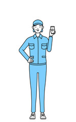 Obraz premium 仕事でスマホを使う帽子と作業着姿のシニア女性（経営者、管理職、上司）