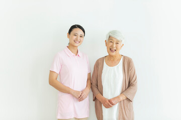 シニア女性と介護士