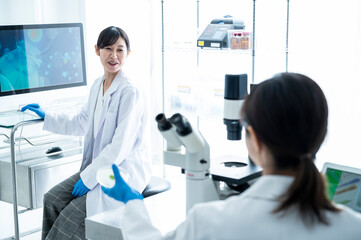 Obraz premium Scientists discussing progress in the laboratory