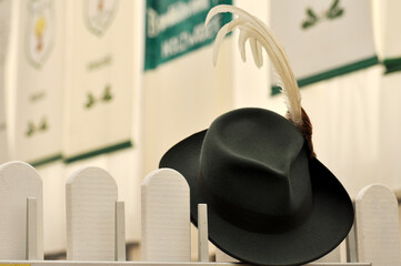 Symbolbild zum Schützenfest: Dunkler Hut mit weißer Feder abgelegt im Festzelt beim Königsthron