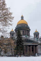 Obraz premium View of St. Isaac's Cathedral in the city of St. Petersburg, Russia. Architectural historical landmark of Saint Petersburg. Popular tourist attraction. Winter cityscape.