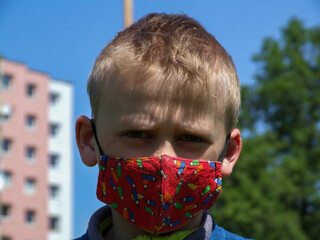child in a mask sars cov 2