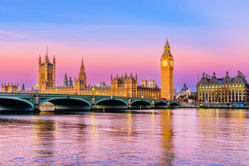 London, United Kingdom. The Palace of Westminster, Big Ben, and Westminster Bridge at sunrise. - obrazy, fototapety, plakaty