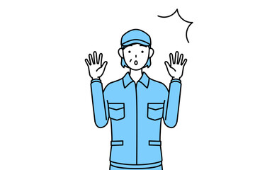 驚いて手を上げる帽子と作業着姿のシニア女性（経営者、管理職、上司）
