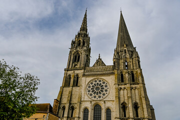Fototapeta na wymiar Chartres, Kathedrale, Notre-Dame, Altstadt, Altstadthäuser, Kirchenfenster, Fluss, Eure, Sommer, Abendstimmung, Frankreich