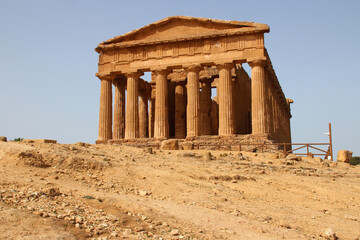 Obraz premium ruined ancient temple (temple of concord) in agrigento in sicily (italy) 