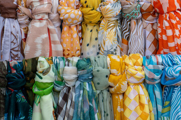 foulards colorés à l'étal d'un marchand