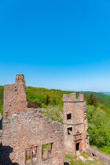 Ruine Madenburg bei Eschbach mit Landschaft des Pfälzerwaldes. Region Pfalz im Bundesland Rheinland-Pfalz in Deutschland