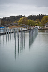 Alignement de poteau d'amarrage avant l'arrivée des bateaux dans un port lacustre en Suisse