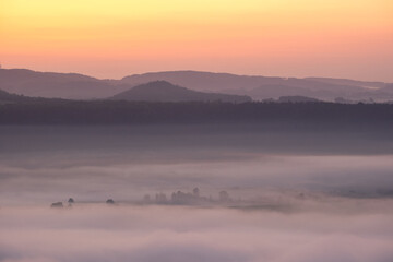 Sächsische Schweiz vom Lilienstein aus fotografiert mit Nebel und aufgehender Sonne