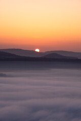 Sächsische Schweiz vom Lilienstein aus fotografiert mit Nebel und aufgehender Sonne