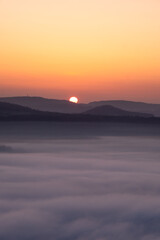 Sächsische Schweiz vom Lilienstein aus fotografiert mit Nebel und aufgehender Sonne