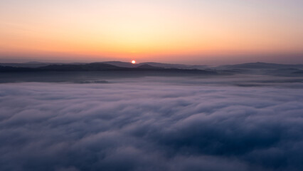 Fototapeta na wymiar Sächsische Schweiz vom Lilienstein aus fotografiert mit Nebel und aufgehender Sonne