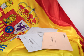 Elecciones generales en España. 23 de julio. Sobres electorales sobre bandera española con escudo de armas. - obrazy, fototapety, plakaty