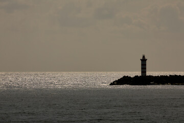 Hafeneinfahrt mit einem kleinem Leuchtturm. Azoren - Atlantik