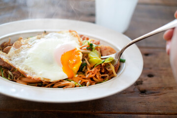 目玉焼き乗せ焼きそば