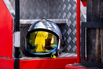 Un casque de pompier en france - obrazy, fototapety, plakaty