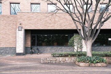 レンガ調のビルの１階　冬　ガラス越しの図書館