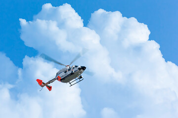 Polizei-Helikopter im Vorbeiflug © DABLJU