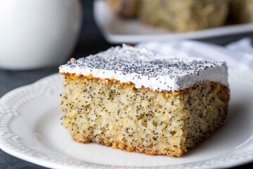 A dessert from traditional Turkish cuisine; Poppy cake, sweet. (Turkish name; Hashasli revani - has hasli kek)