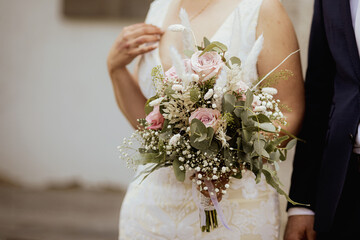 Braut hält einen modernen Blumenstrauß.