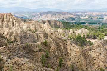 Paisaje desértico con formaciones montañosas de  badlands en el Geoparque de Granada, España