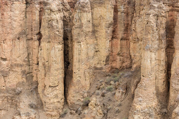 Paisaje desértico con formaciones montañosas de  badlands en el Geoparque de Granada, España