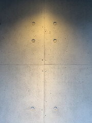 ライトダウンされたコンクリートの壁