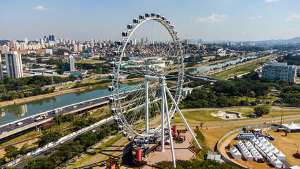 Visual aérea de uma roda gigante a beira da marginal pinheiros em São Paulo captada do alto por um drone em 2023. 