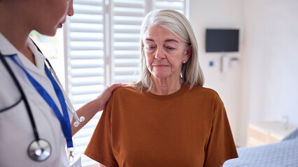 Obraz premium Female Nurse Wearing Uniform Giving Senior Woman Patient Bad News In Private Hospital Room