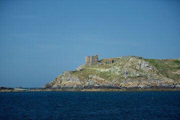 Fototapeta na wymiar île côte de granit rose et fortification Vauban